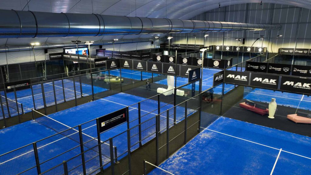 Panoramica dei campi da padel indoor blu all’Hype Club Trento.