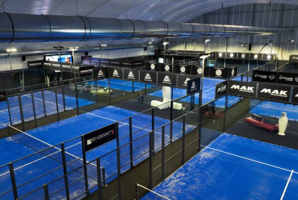 Panoramica dei campi da padel indoor blu all’Hype Club Trento.